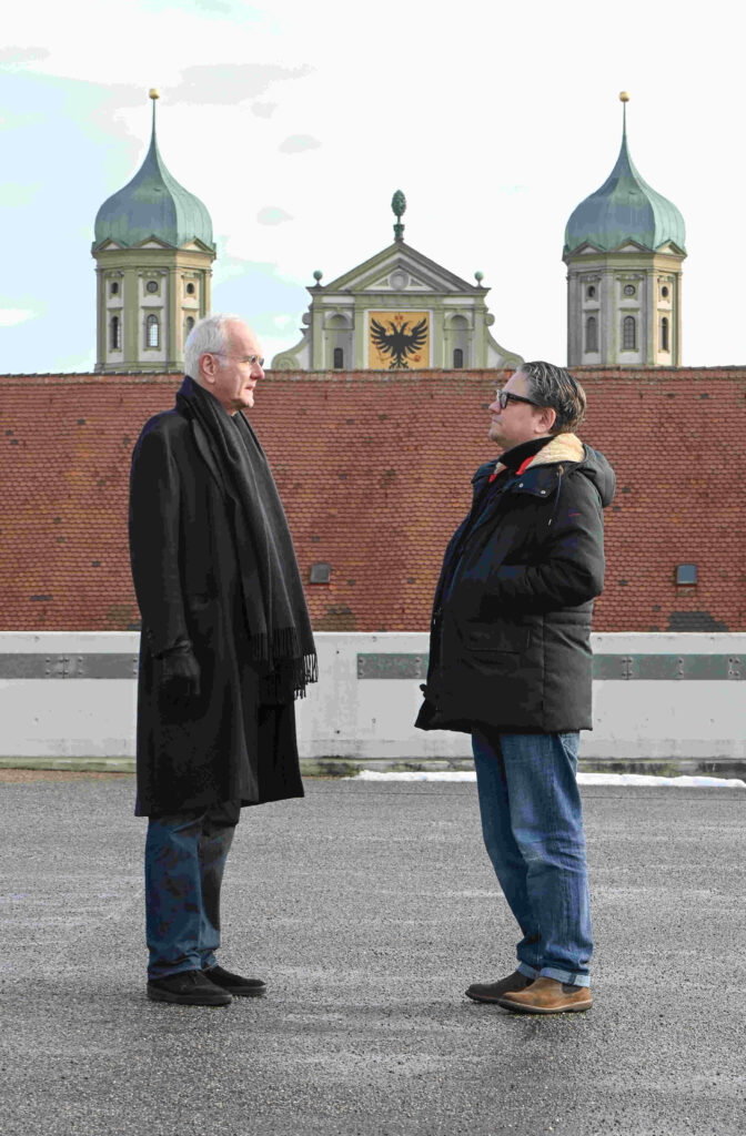 Harald Schmidt und André Bücker vor dem Augsburger Rathaus