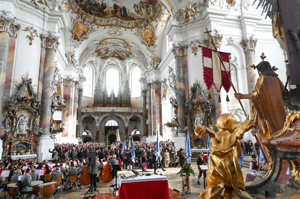 Gemeinschaftschor mit hunderten Musikern beim Gottesdienst in der Basilika Ottobeuren.