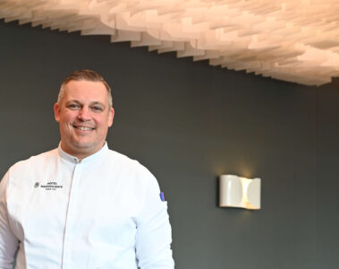 Poträtfoto von Küchenchef Simon Lang im Restaurant Sartory in Augsburg