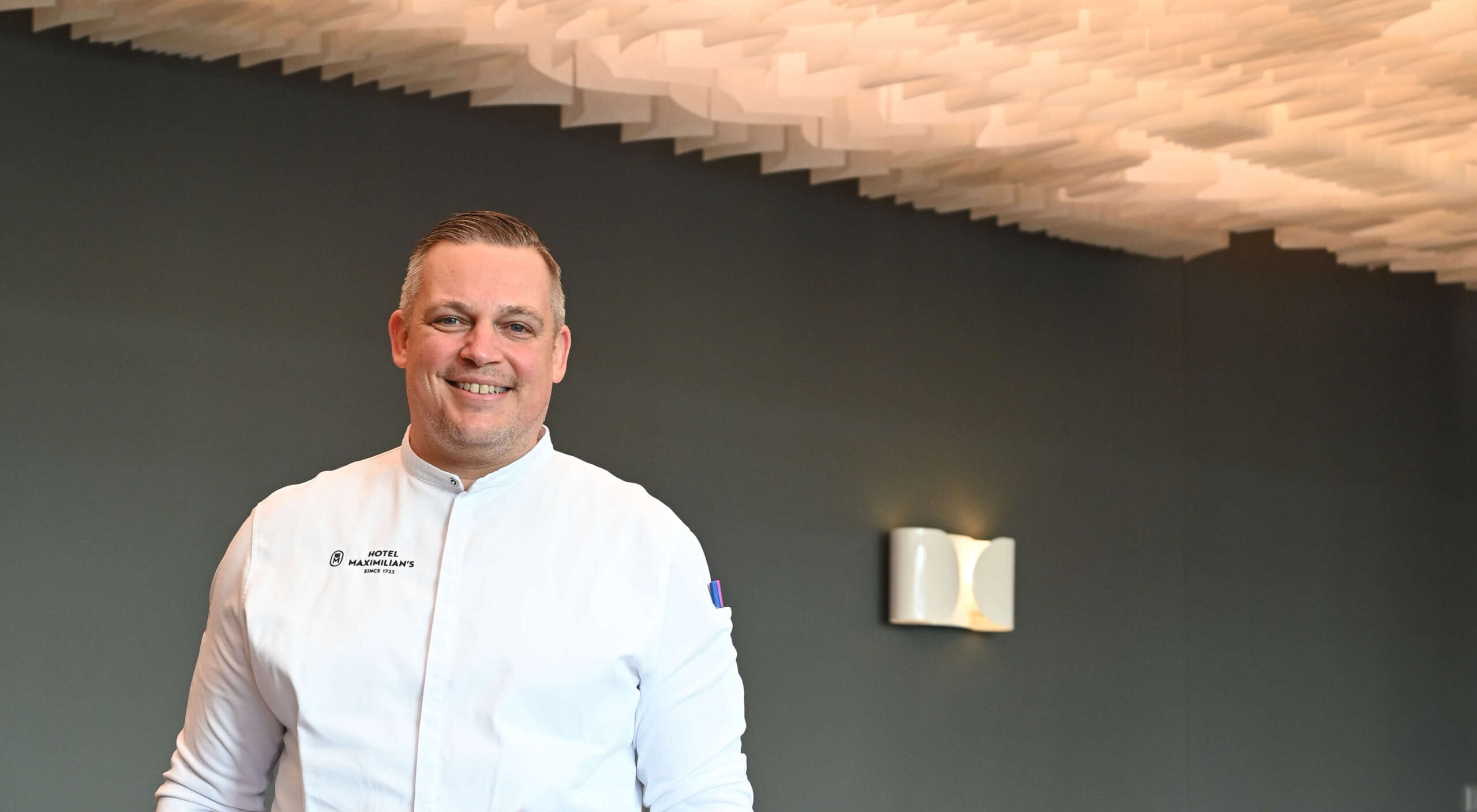 Poträtfoto von Küchenchef Simon Lang im Restaurant Sartory in Augsburg