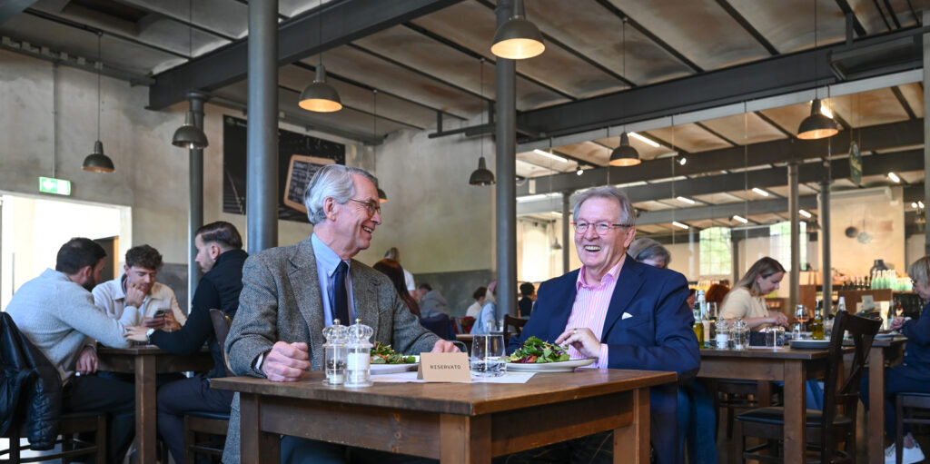 Christan Dierig und Wolfgang Oberressl sitzen zusammen am Tisch.