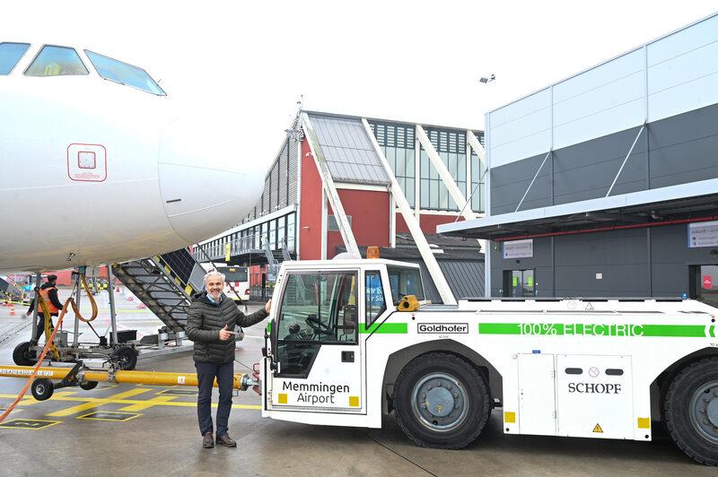 Der Geschäftsführer vom Flughafen Memmingen Ralf Schmidt vor einem Flugzeug.
