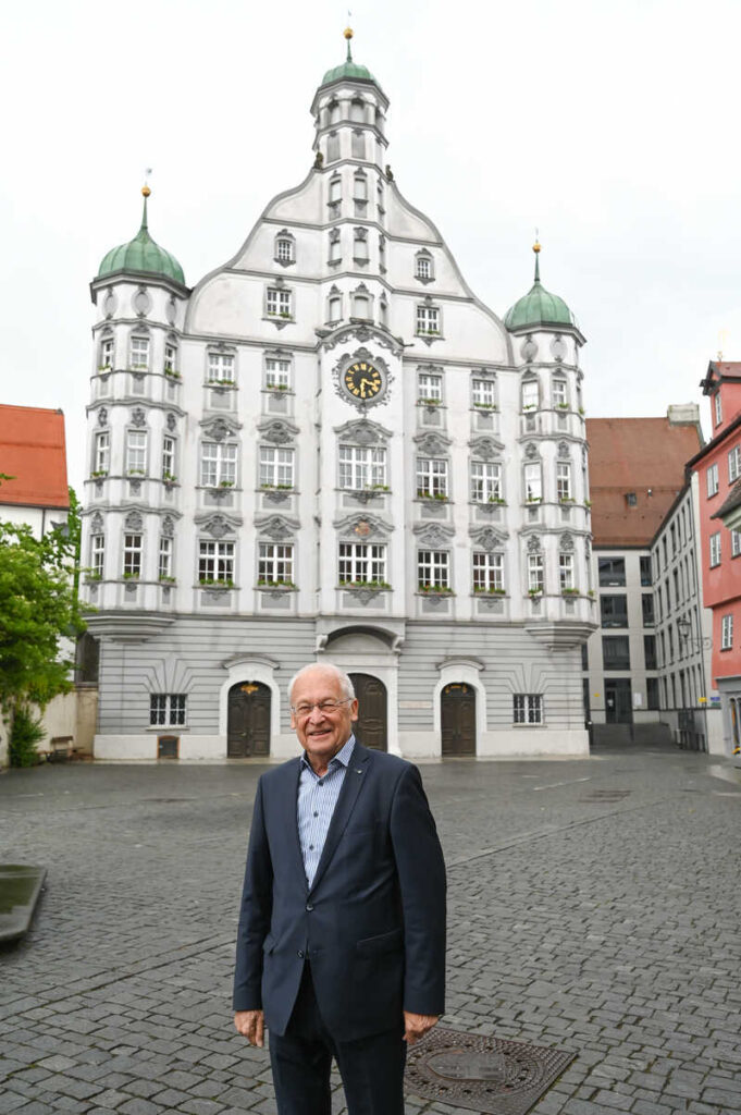 Dr. Ivo Holzinger vor dem Rathaus in Memmingen.