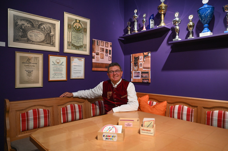 Franz Josef Pschierer am Stammtisch in der Ausstellung „Mehr als Umtata. Blasmusik
in Schwaben“