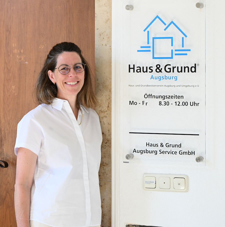Portrait von Gabrielle Seidenspinner vor dem EIngang von Haus & Grund Augsburg