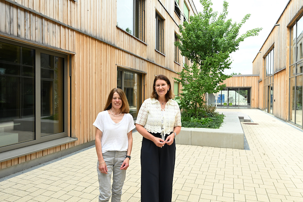 Ursula Walter von der Stadtplanung Senden und Bürgermeisterin Claudia Schäfer-Rudolf im Innenhof der Grundschule Senden