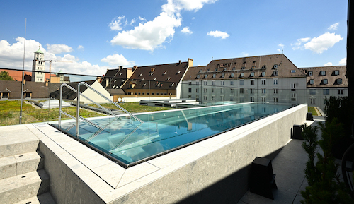 Pool auf dem Dach vom Hotel Maximilian´s in Augsburg