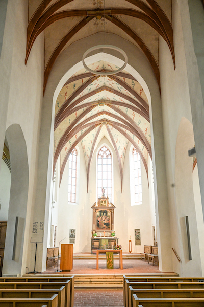 Renovierter Innenraum der gotischen Veitskirche in Leipheim