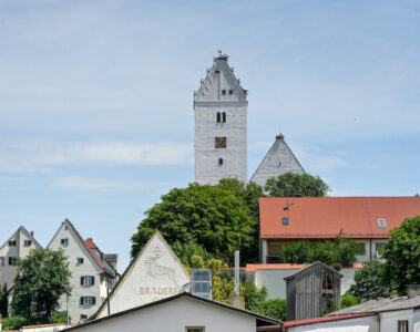 Blick auf den Kirchturm der St. Veitskirche in Leipheim
