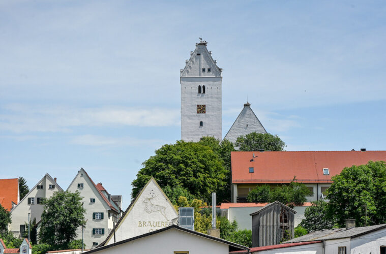 Blick auf den Kirchturm der St. Veitskirche in Leipheim