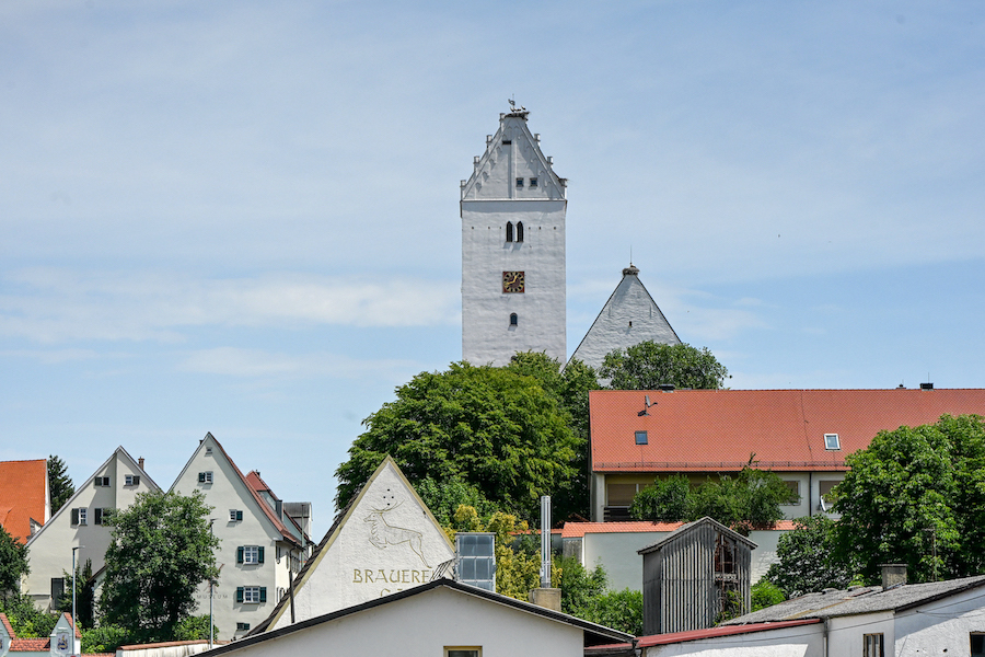 Blick auf den Kirchturm der St. Veitskirche in Leipheim