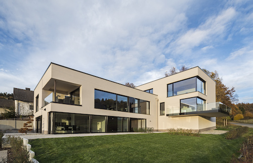 Blick auf Mehrfamilienhaus mit großen Fensterflächen