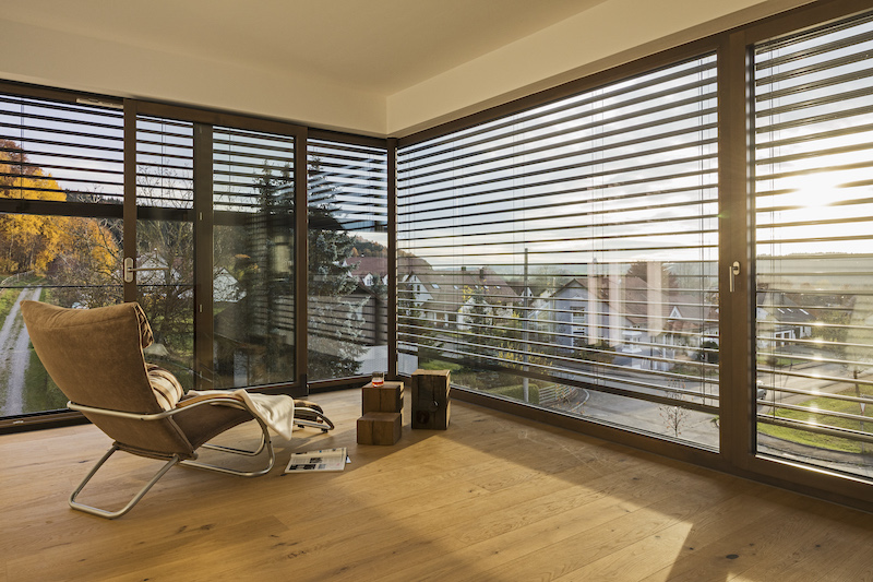 Blick in großzügiges Wohn- und Esszimmer in Mehrfamilienhaus