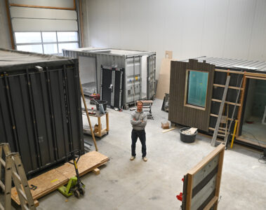 Philip Michl, Gründer von contain-us, vor Containern in seiner Halle