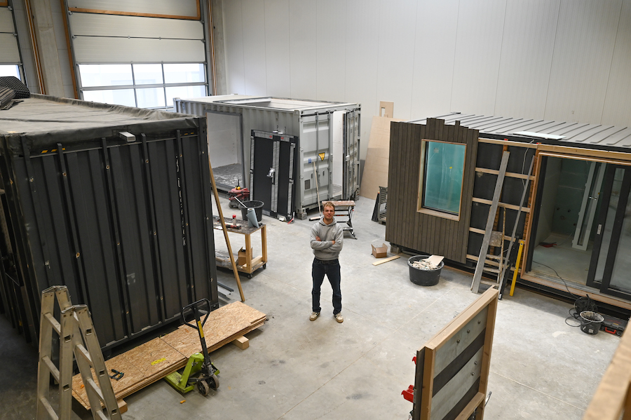 Philip Michl, Gründer von contain-us, vor Containern in seiner Halle