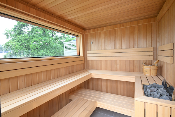 Sauna in altem Schiffscontainer, umgebaut von contain-us.