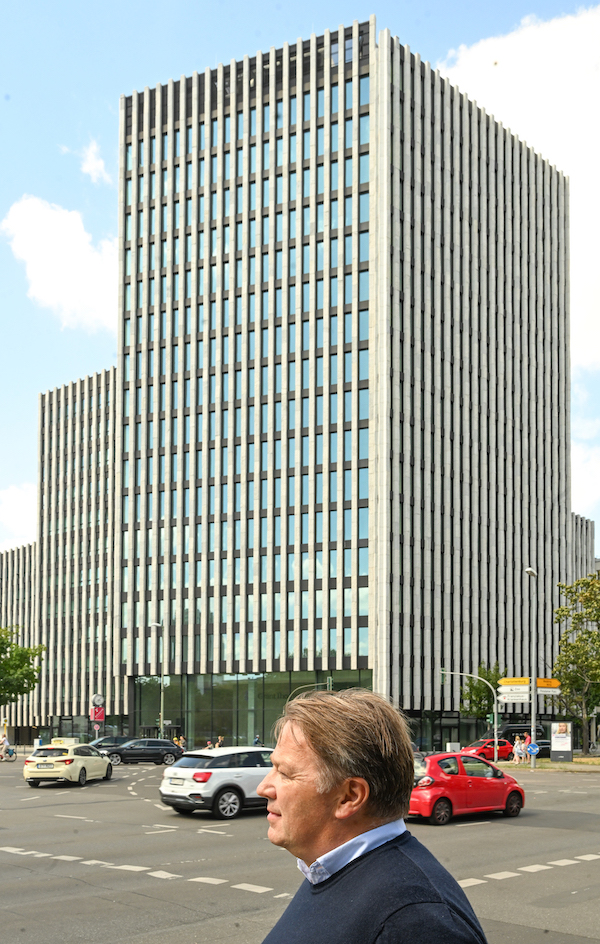 Marcus Medicke vor dem John Jahr Haus in Berlin, dessen Fassade seine Firma gestaltete.