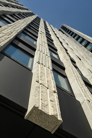 Metall-Glas-Granit-Fassade des Bürokomplexes K72 in Berlin.