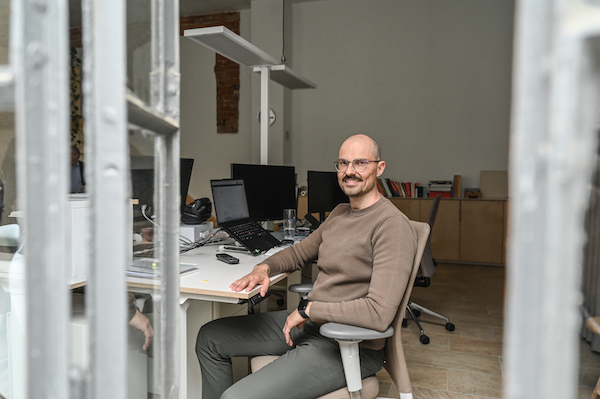 Architekt Manuel Margesin an einem Tisch sitzend